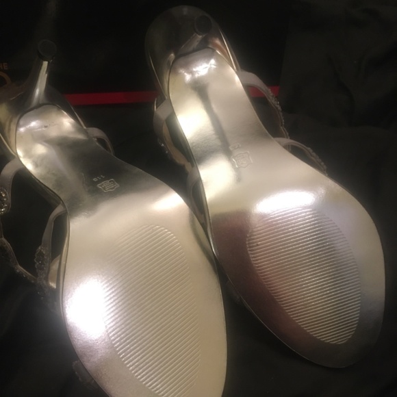 E! Live From The Red Carpet Stillettos Rhinestone and Silver Metallic Heels - Picture 2 of 7